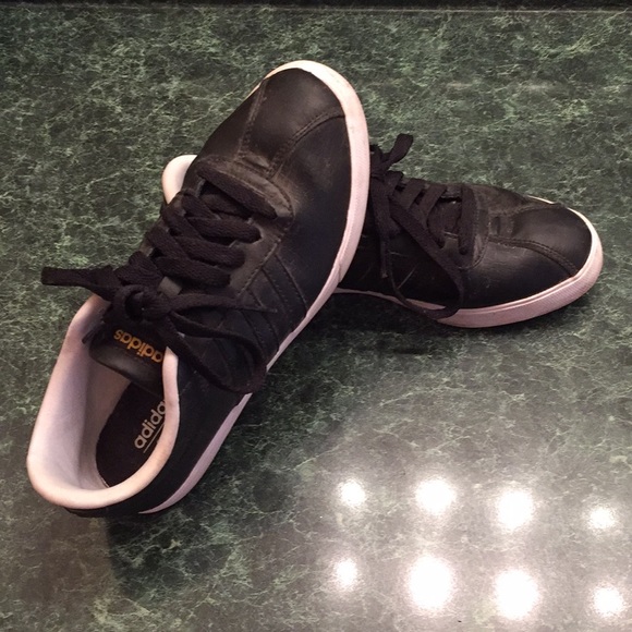 Black sneakers - Picture 2 of 3